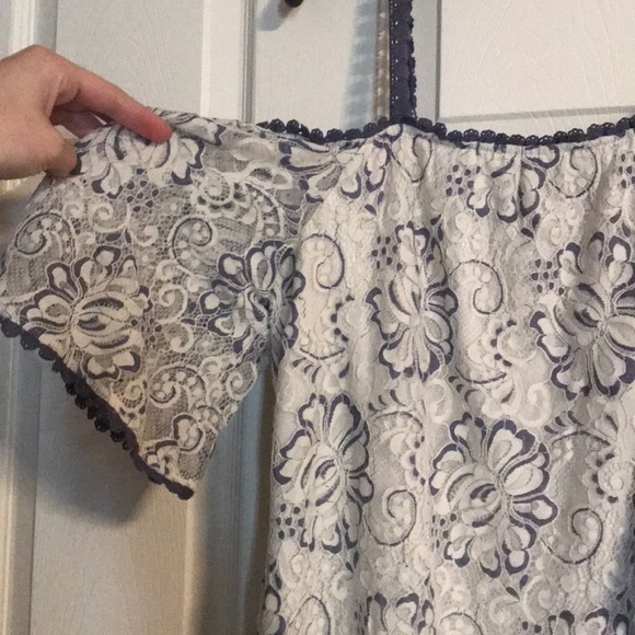 Blue and white lace dress - Picture 2 of 5